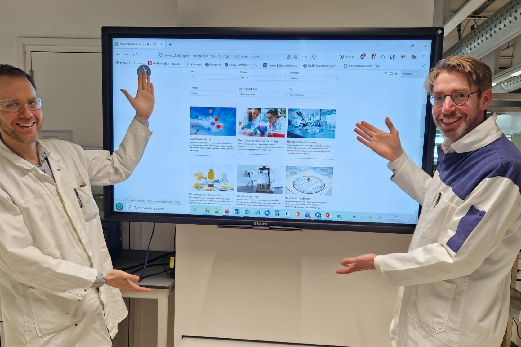 Tom Bloemberg, practicumcoördinator bij de Radboud Universiteit en Jeroen Sijbers, directeur van C3 bij de start van hun workshop over de practica van de EOES op de Studiedag Scheikunde.