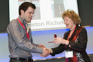 Winnaar Gaston Richelle krijgt de Gouden Spatel uitgereikt